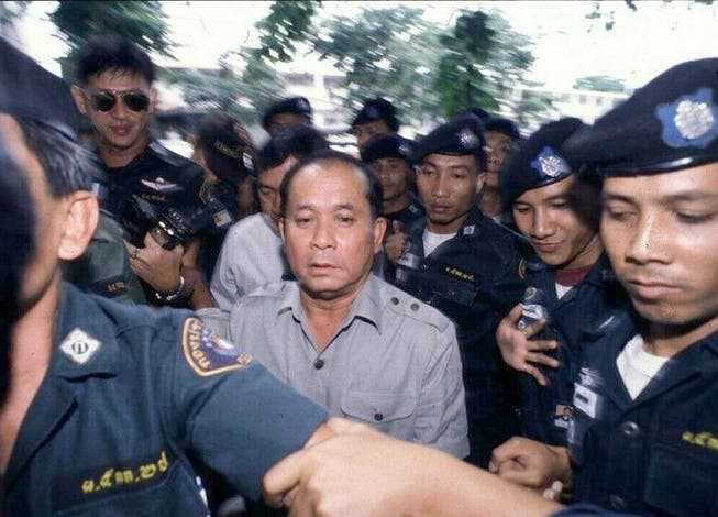 Thai Lieutenant General Chalor Kerdthes being arrested.