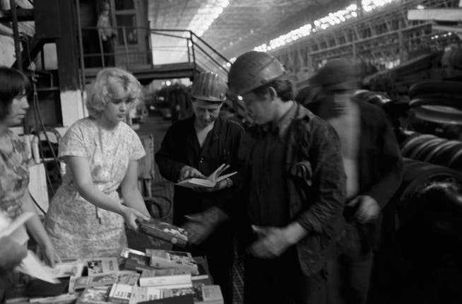 A picture from the Azovstal steelworks from 1979: Workers buy books during their lunch break.
