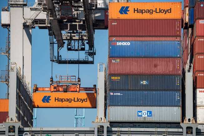 The Ukraine war is slowing down the economic recovery after the corona pandemic.  In the picture: Container loading in the port of Rotterdam.