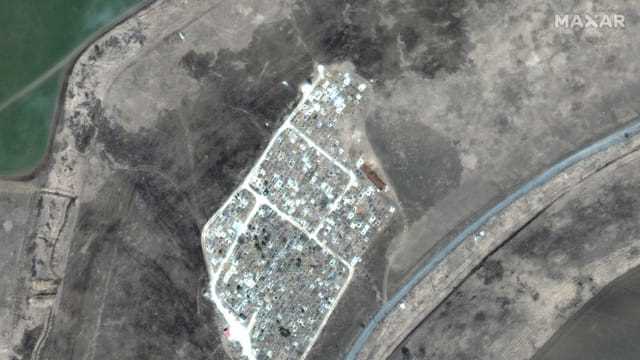 Ein Satellitenbild zeigt die Erweiterung neuer Gräber auf einem Friedhof in Wynohradne in der Nähe von Mariupol. Satellitenbild aufgenommen am 29. März 2022. 