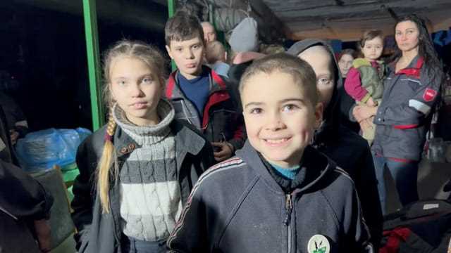 Kinder in einem Bunker, der sich nach Angaben des ukrainischen Asow-Bataillons im Stahlwerk Asowstahl in Mariupol befindet. Das Bild stammt aus einem Video, das Reuters am 23. April 2022 zur Verfügung gestellt wurde. 