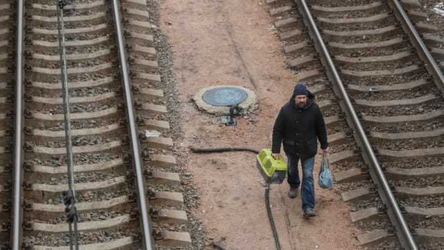 Man walking next to tracks (archive picture from March 6, 2022)