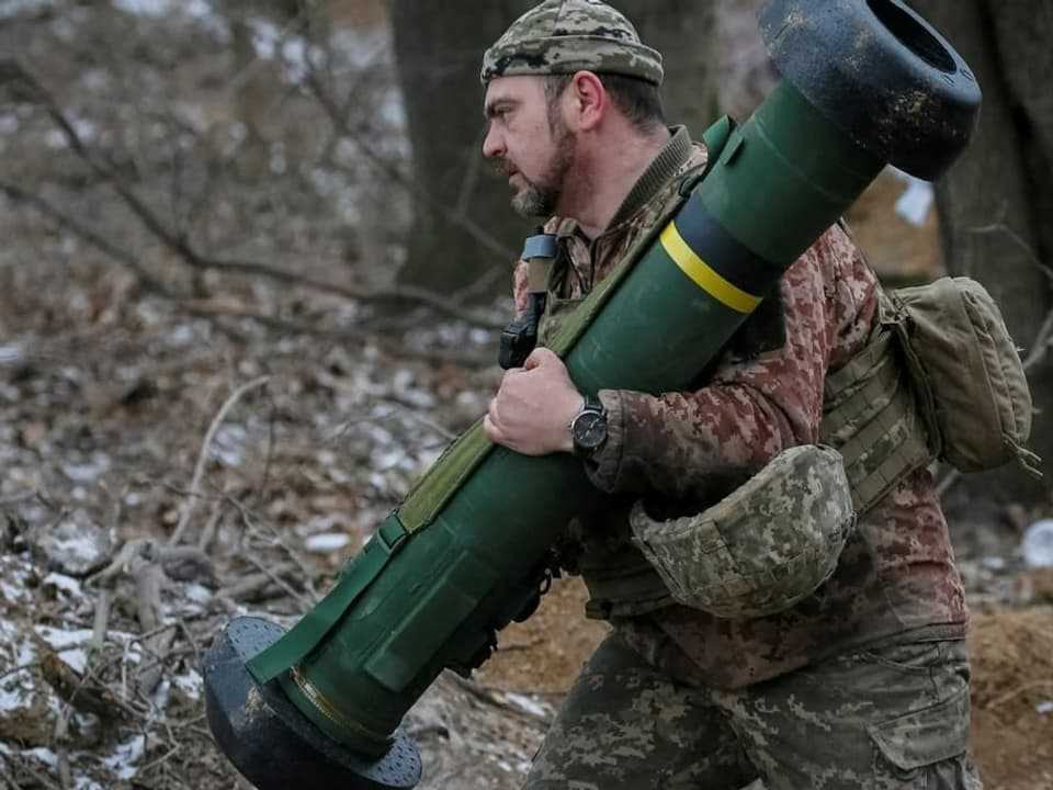 A Ukrainian soldier holds a Javelin missile system in a position on the front line (March 13, 2022).