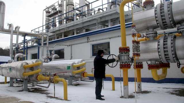 Ein Arbeiter prüft ein Ventil in der Erdgas- und Erdölförderanlage der PGNiG SA.