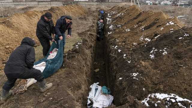 Massengrab in Mariupol mit Leichen