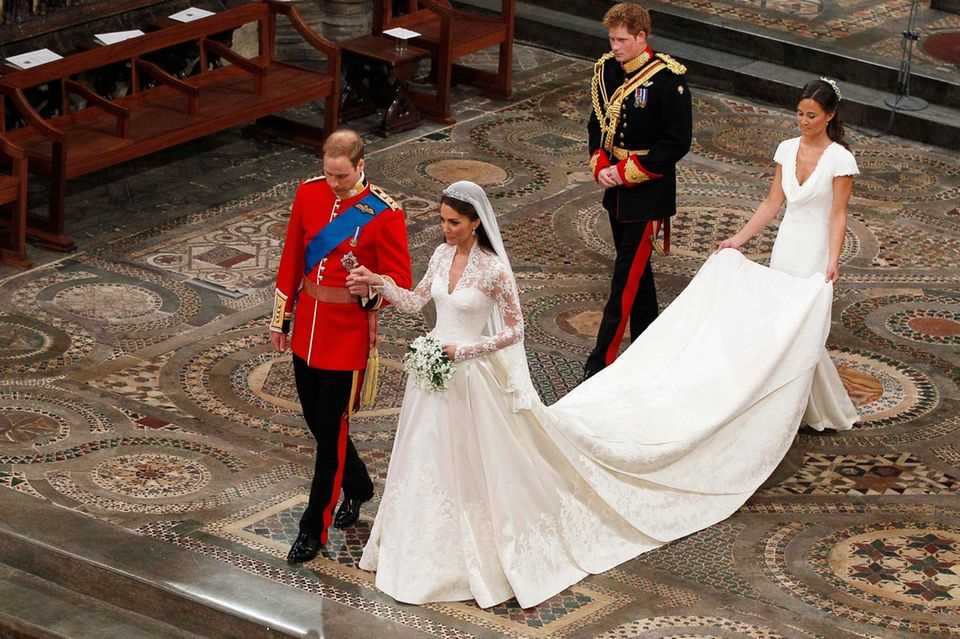 Like many of her royal predecessors, Kate draws all eyes to her long train at her wedding, which is 2.7 meters long and decisive for the look.
