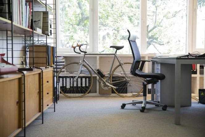 A racing bike in the office.