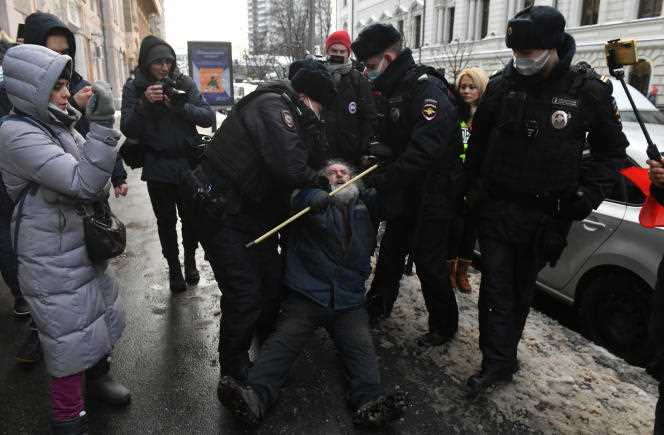 Members of the NGO Memorial harassed by the police, in Moscow, December 28, 2021.