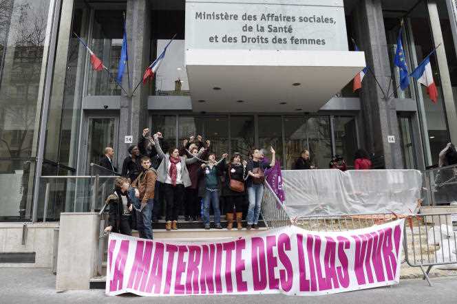 Demonstrators stand chained in front of the Ministry of Social Affairs, Health and Women's Rights in Paris, March 9, 2015, to protest against the plan to close the Lilas maternity hospital in Seine Saint-Denis. 