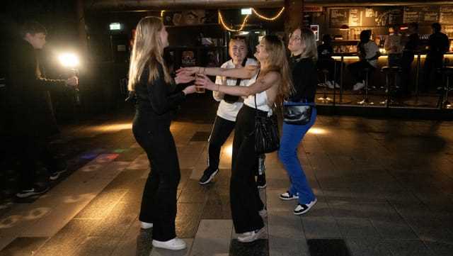Junge Menschen tanzen auf einer Tanzfläche.