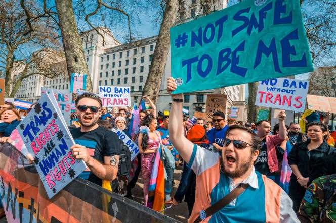 Since the decision of the British government, demonstrations for LGBT rights have multiplied in the United Kingdom (here, in front of Downing Street, in London, on April 10).
