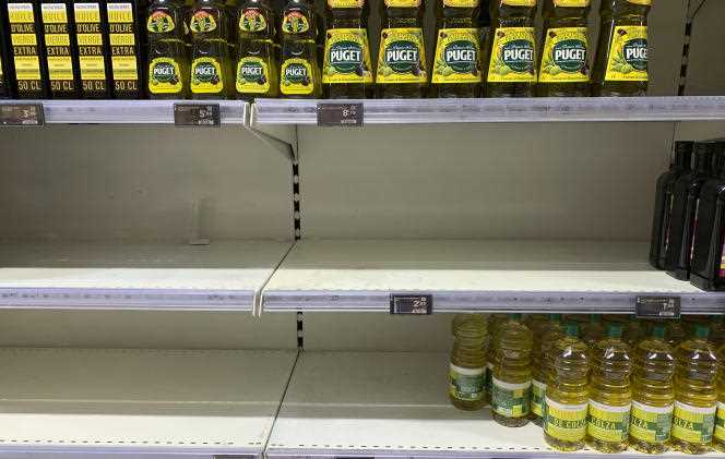 In the supermarket shelves, sunflower oil is lacking, consumers having rushed for the precious bottles.  In Paris, April 5, 2022.
