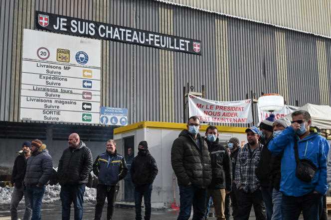 Employees on strike at the Ferropem ferro-alloy plant, in Château-Feuillet (Savoie), December 9, 2021.