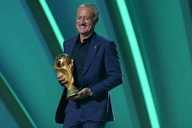 The coach of the France team, Didier Deschamps, carries the trophy for the World Cup, during the draw for the 2022 World Cup, on April 1, 2022, in Doha (Qatar).