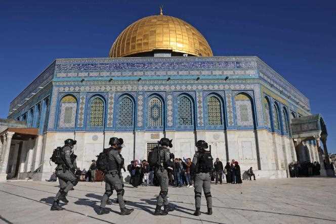 Israeli police on the Esplanade of the Mosques in Jerusalem, April 15, 2022.