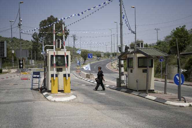 One of the entrances to the Israeli settlement of Ariel (in the north of the occupied West Bank), where an Israeli guard was killed on Friday evening. 