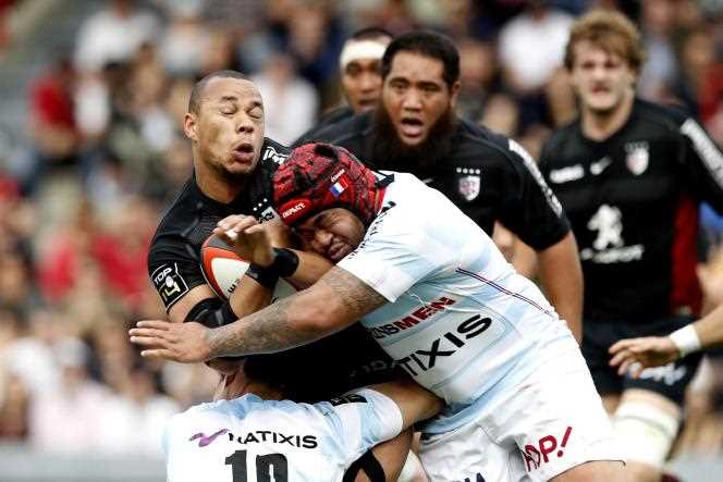 Gaël Fickou, from Stade Toulousain, and Wayne Avei from Racing 92, during a match in Toulouse, April 15, 2018.