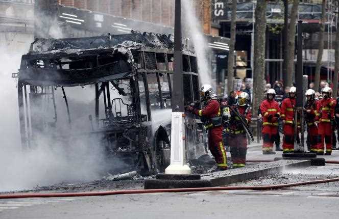 A first electric bus caught fire on April 4 on Boulevard Saint-Germain in Paris.