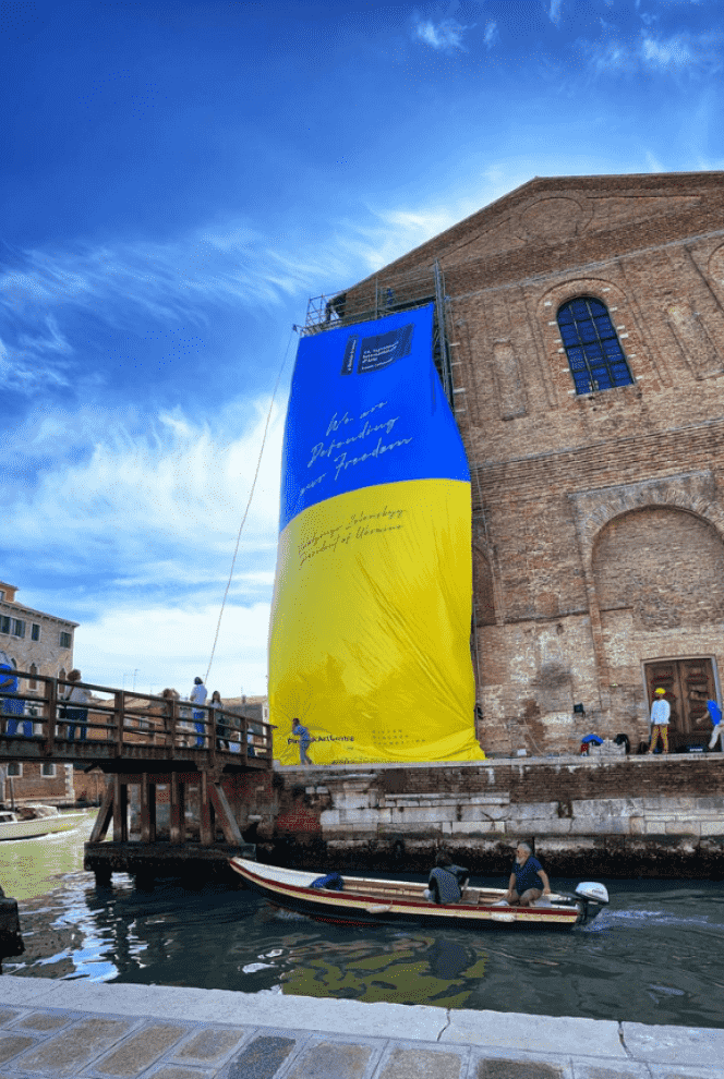 The facade of the Scuola Grande della Misericordia in Venice, with the huge Ukrainian flag, signed by Zelenski.