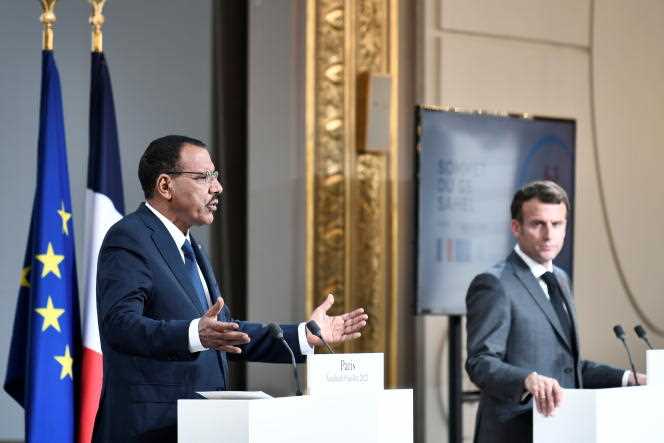 French President Emmanuel Macron and his counterpart from Niger, Mohamed Bazoum, during a press conference following a video summit with the leaders of the G5 Sahel countries, at the Elysee Palace in Paris, July 9, 2021.