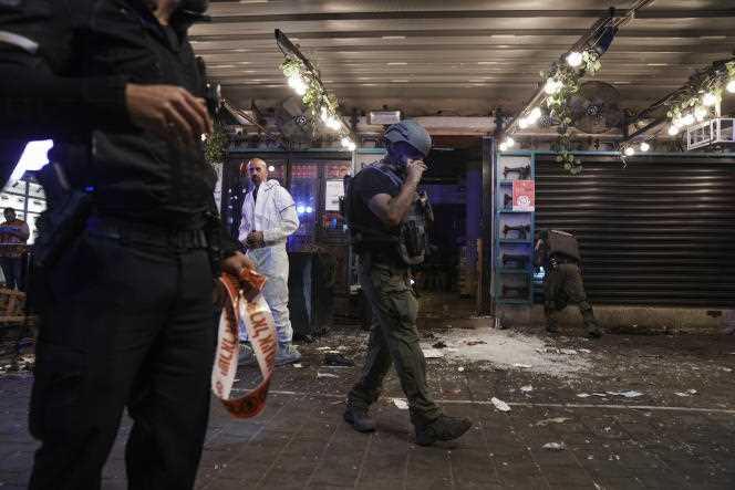 Israeli police inspect the scene of the new attack in Tel Aviv, April 7, 2022.