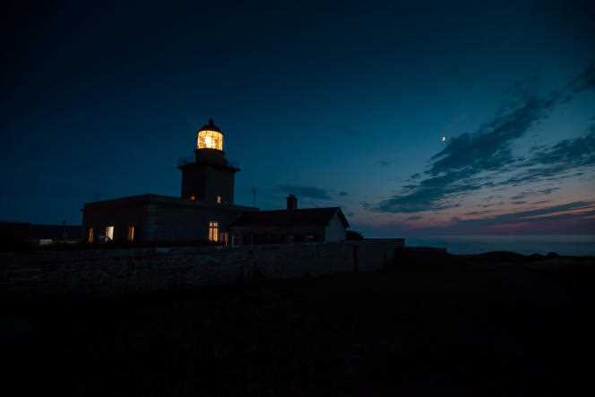 The light from the Carteret lighthouse (Cotentin) carries up to 50 kilometres.