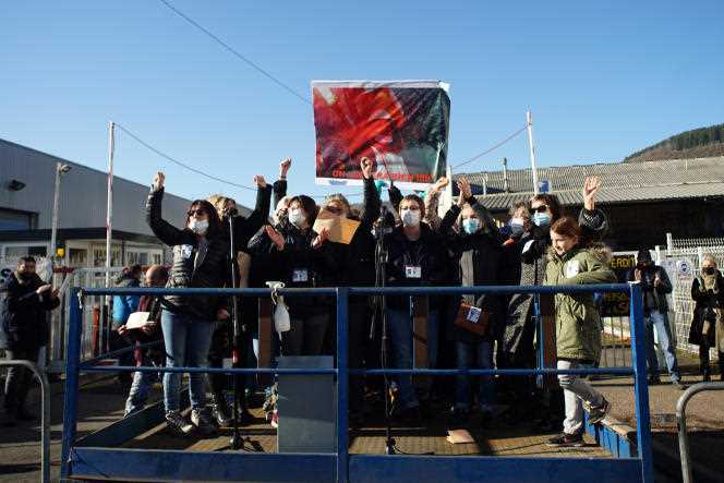 Former employees of the SAM (Aveyronnaise Metallurgy Company) demonstrate in front of their factory, in Viviez, on January 22, 2022.