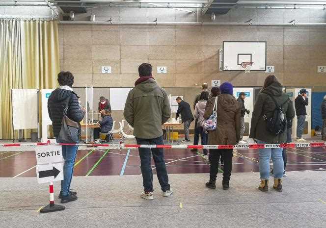 In a polling station at the Victor-Hugo school in Frankfurt (Germany), during the first round of the French presidential election, April 10, 2022.
