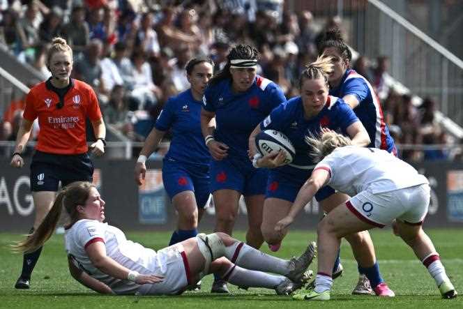 Romane Ménager scored the first French try, but that was not enough for the XV of France to beat the English in the “final” of the Six Nations Tournament, Saturday April 30.  (Photo by Philippe LOPEZ / AFP)