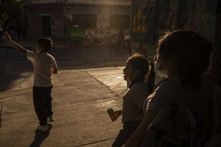 Eine Mutter holt ihre Tochter in einem ärmeren Quartier von Santiago von der Schule ab. Der neugewählte Präsident Boric hat versprochen, Gebiete, in denen Kriminalität und Armut grassieren, wieder zum Blühen zu bringen.