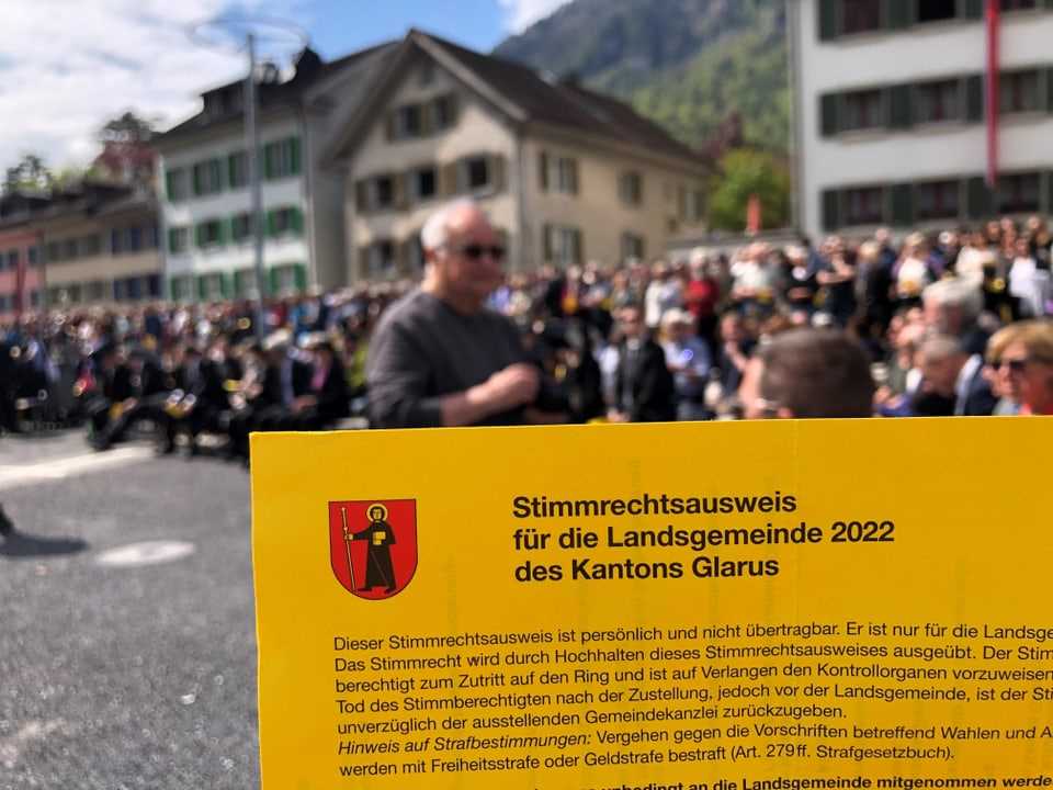 The yellow voting card of 2022