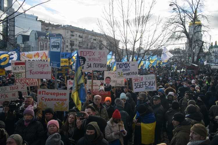 Bis zum Krieg war die Ukraine politisch gespalten. Im Januar 2022 demonstrieren in Kiew Anhänger des früheren Präsidenten Petro Poroschenko gegen Selenski.