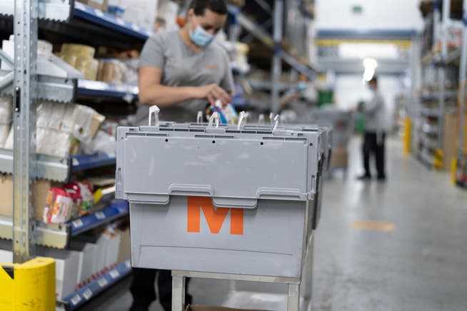 An employee compiles a customer order in a Migros Online warehouse, logistics and distribution center, photographed on June 3, 2021 in Pratteln, canton Basel-Landschaft.