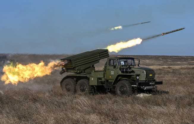 Zwei russische BM-21 Grad Mehrfach-Raketenwerfer in Aktion.
