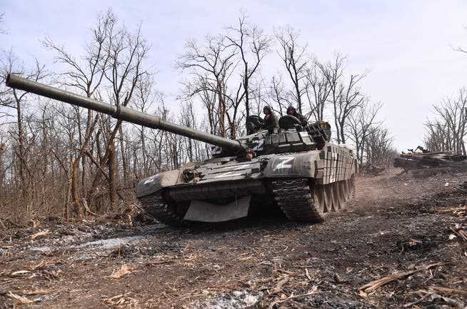 Ein russischer Kampfpanzer des Typs T-72 im Einsatz in der Ostukraine.