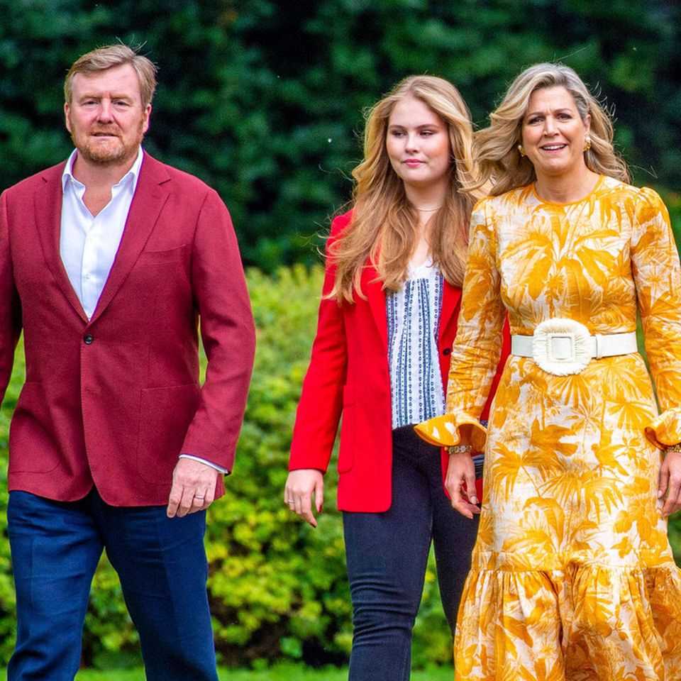 Princess Amalia (middle) with her parents King Willem-Alexander and Queen Máxima
