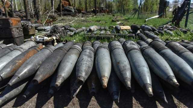 Auf einem Flugplatz nahe Kiew werden nicht explodierte, russsiche Bomben präsentiert.
