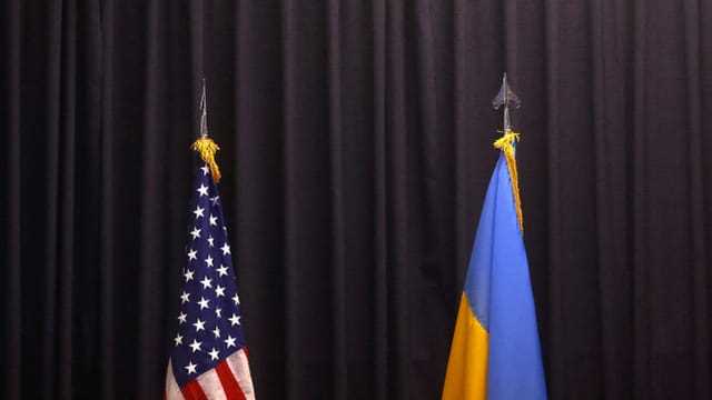 US-Flagge links, Ukrainische Flagge rechts, vor schwarzem Hintergrund