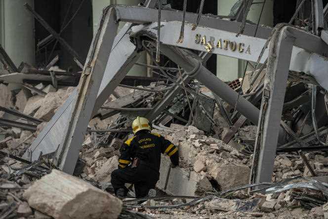 Search operations continue in the debris of the Hotel Saratoga, on May 6, 2022, in Havana (Cuba).
