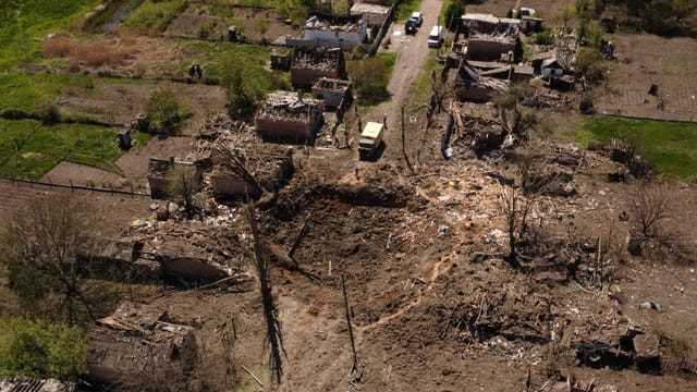 In Bakhmut in der Region Donezk hat ein Raketeneinschlag mitten in einem Wohngebiet Zerstörung und ein grosses Loch hinterlassen.
