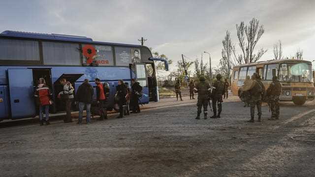 Übereinstimmenden Angaben aus Kiew und Moskau zufolge wurden die letzten Frauen und Kinder sowie ältere Zivilisten vom Werksgelände Asowstal in Sicherheit gebracht 