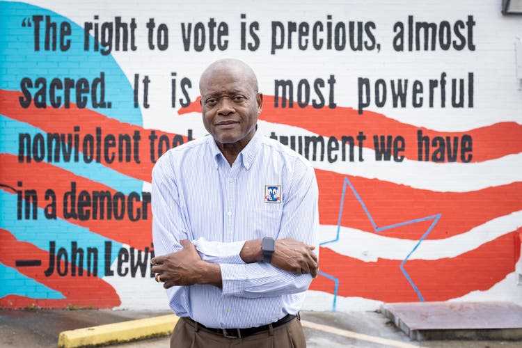 Elbert Solomon steht vor einem kürzlich eingeweihten Wandgemälde für den schwarzen Bürgerrechtler John Lewis. Auch mit solchen Aktionen will der Demokrat in Spalding County neue Wähler gewinnen.
