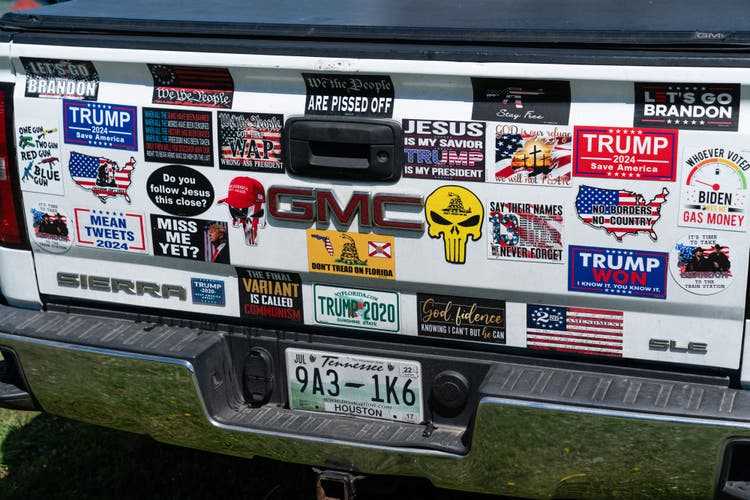 Ein Pick-up voller Stickers auf dem Parkgelände in Commerce gibt Einblick in die Seele der Trump-Anhänger. Es geht ihnen um Waffen, Jesus und Trump.