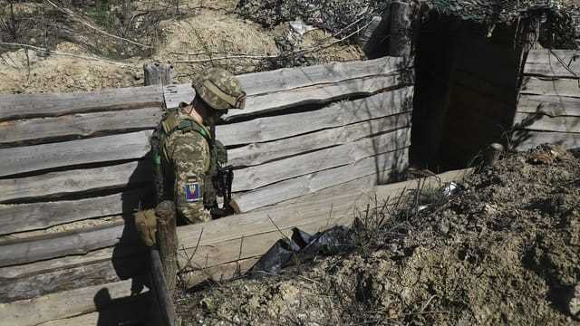 Ein ukrainischer Soldat am 26. April 2022 in der Nähe der Stadt Popasna, unweit von Luhansk.