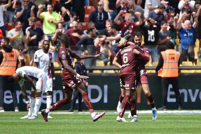 Metz midfielder Farid Boulaya is congratulated by his teammate Kévin N'Doram after his splendid and precious goal against Lyon (3-2 victory), Sunday May 8, at the Saint-Symphorien stadium, in Longeville-lès-Metz.