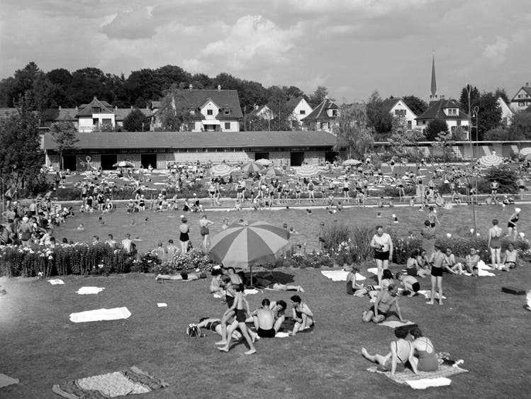 September 13, 1940: Water and meadows are put to good use at the Allenmoos outdoor pool in Oerlikon. 