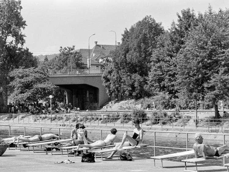 June 10, 1993: Sun-seekers in the Oberer Letten swimming pool and the drug scene on the rails at Lettensteg.