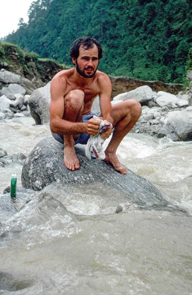 Wäsche machen im Bergwasser: Robert Allenbach auf dem Anmarsch zur Himalaja-Region mit dem Sagarmatha-Nationalpark und dem Mount Everest.