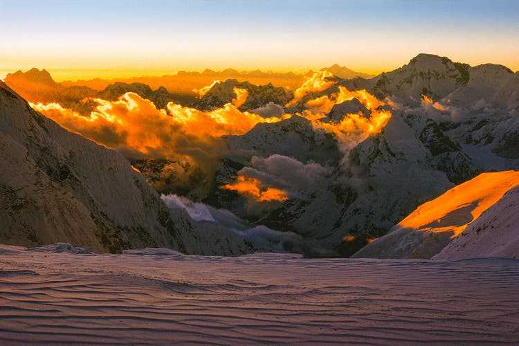 Den Himalaja zu Füssen: Blick vom Süd-Col aus auf die unzähligen hohen Gipfel dieser Gegend.