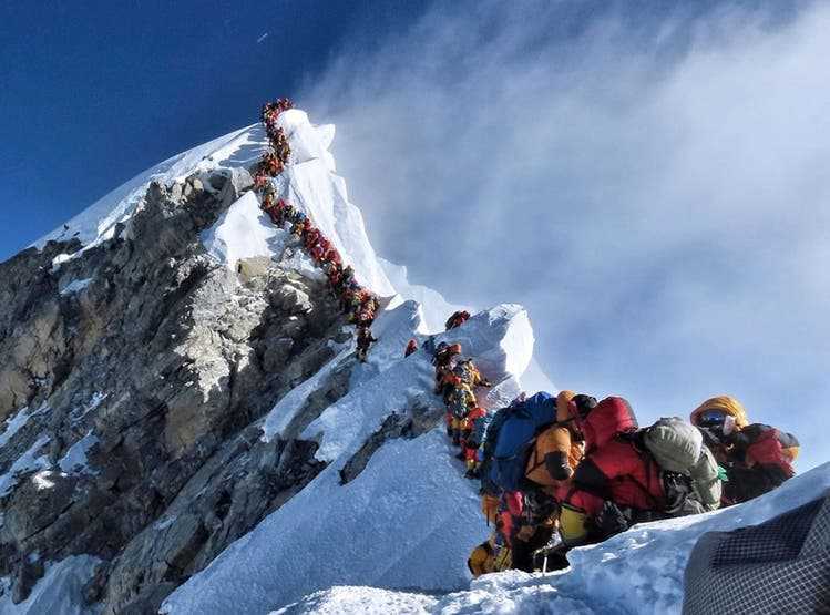 Stau am Everest: ein noch junges, aber schon legendäres Bild, wie Leute am 22. Mai 2019 in Gipfelnähe Schlange stehen.